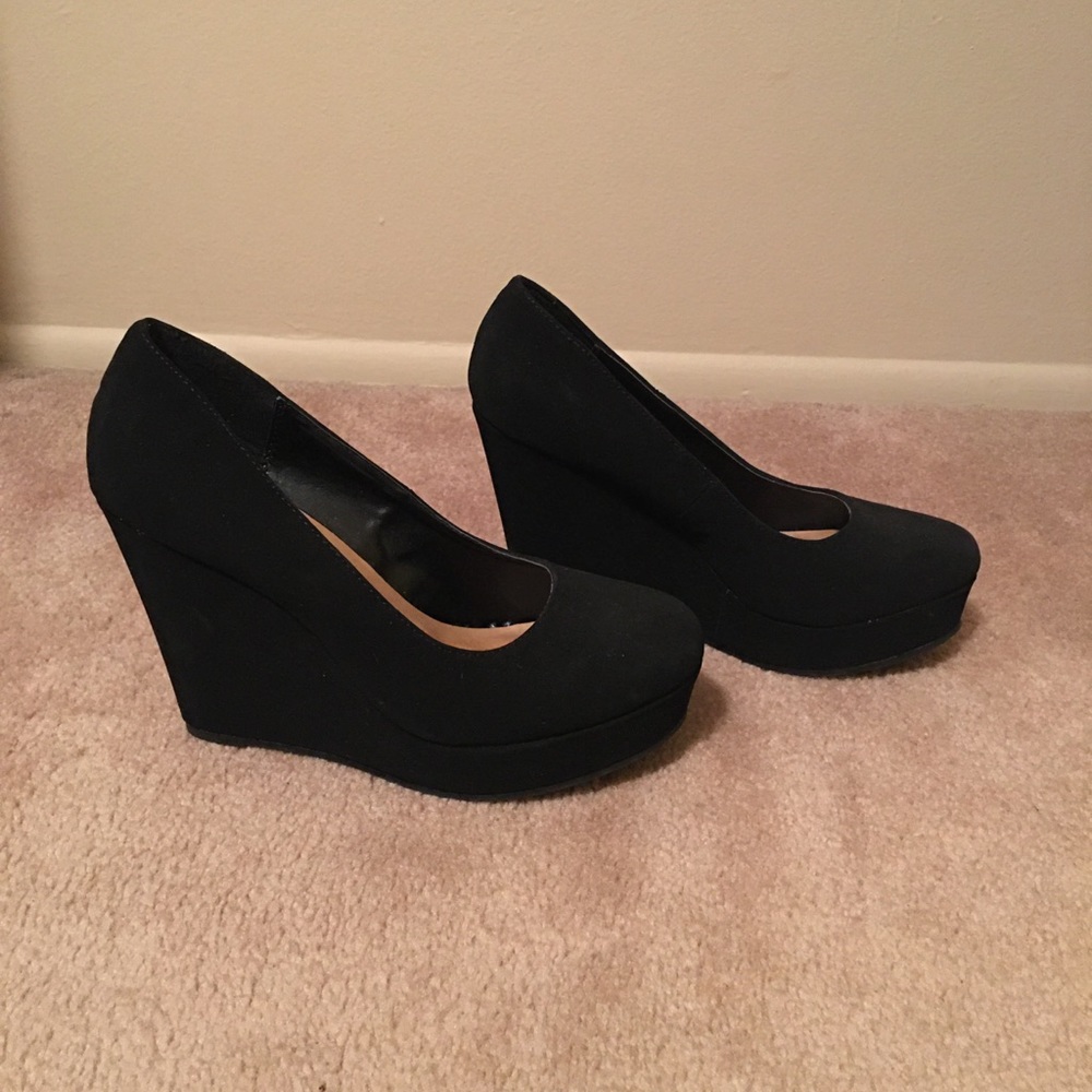 Black wedge shoes